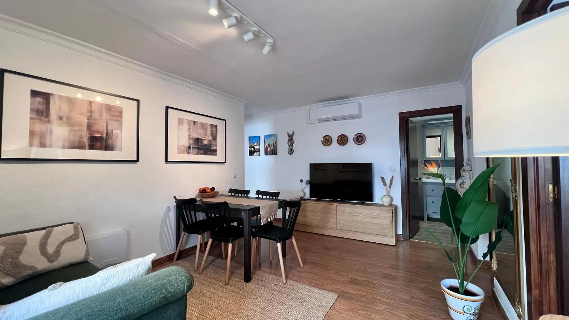 מיחאס Cozy Historical Andalusian 3Br House Peachy Stays 0*,  ספרד